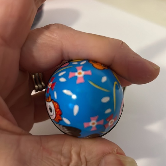 4 vintage tin Hong Kong & unmarked Easter egg candy container - Picture 4 of 12